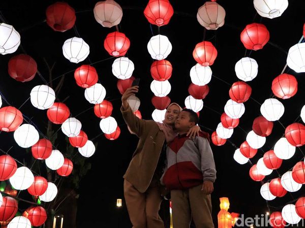 Menikmati Festival Cahaya di Kiara Artha Park Bandung