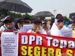 Prit! Massa Dukung RUU P-KS di DPR Tiup Peluit Minta Komisi VIII Keluar