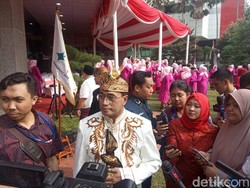 Pakai Baju Adat Bali, Budi Karya Pimpin Upacara Perhubungan