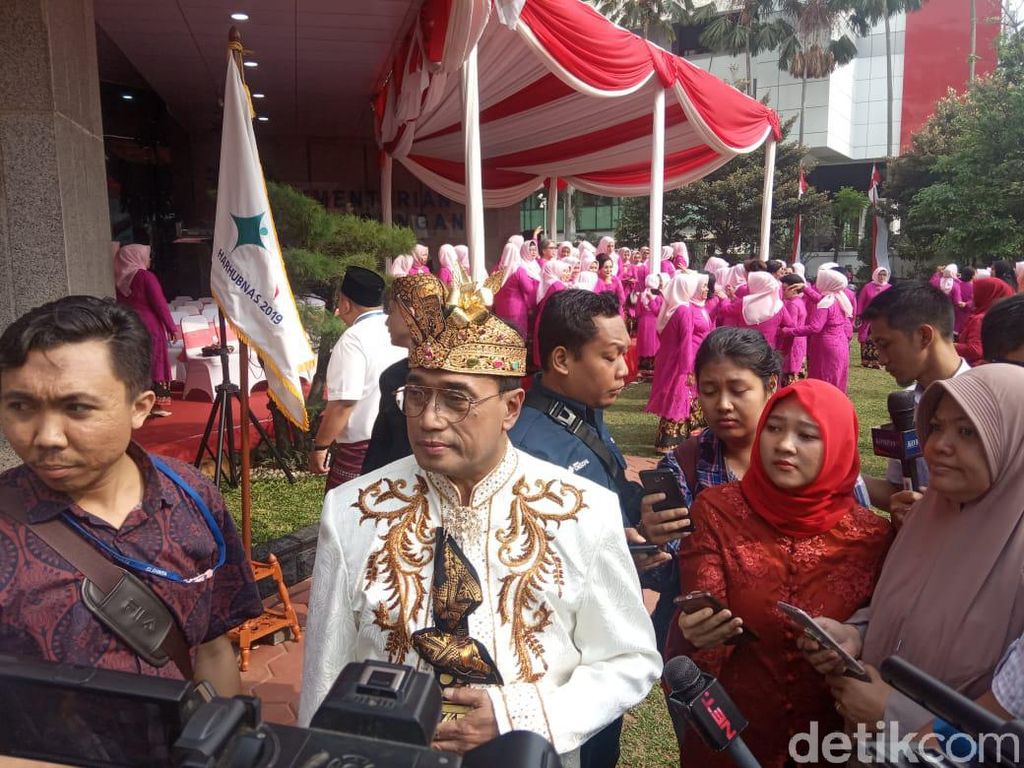 Pakai Baju Adat Bali, Budi Karya Pimpin Upacara Perhubungan Pakai Baju Adat Bali, Budi Karya Pimpin Upacara Perhubungan