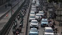 Jangan Ditiru! Pemotor Ini Terobos Busway Demi Hindari Macet