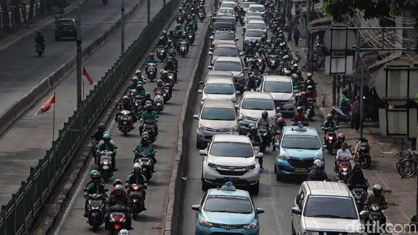 Jangan Ditiru! Pemotor Ini Terobos Busway Demi Hindari Macet