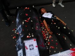 Tolak Revisi UU KPK, Mahasiswa Bandung Bawa Keranda Hitam