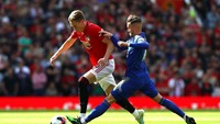 Meski hasil-hasil Manchester United belum sesuai eksepektasi, performa Scott McTominay (kiri) mesti diperhitungkan. Melawan Leicester, McTominay menampilkan performa terbaiknya di musim ini dengan agresivitasnya dan mengalirkan bola dengan baik. Foto: Getty Images