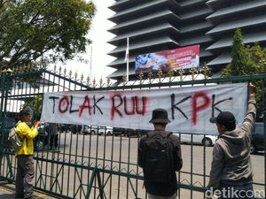 Revisi UU KPK: Politik Hukum atau Politisasi Hukum? Revisi UU KPK: Politik Hukum atau Politisasi Hukum?