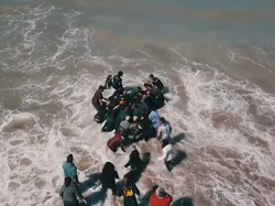 Dramatis! Berjibaku Selamatkan Para Paus Pembunuh yang Terdampar