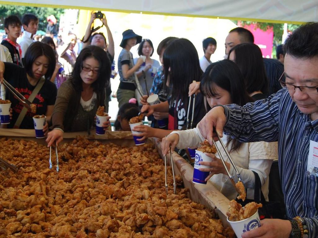Rekor Dunia! Festival Makanan Ini Sajikan 1,666 Kg Chicken Karaage