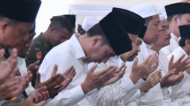 Jokowi terlebih dahulu melaksanakan salat Istiska di Masjid Amrullah Kompleks Pangkalan TNI AU Roesmin Nurjadin, Kota Pekanbaru.