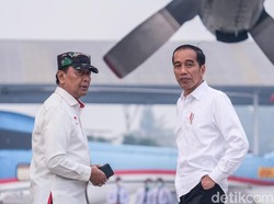 Naik Heli, Jokowi Tinjau Lokasi Karhutla di Riau