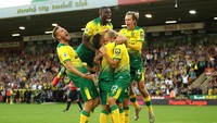 Sekalipun Norwich City kebobolan dua gol, Ibrahim Amadou (tengah atas) tampil menawan terutama di babak kedua. Amadou, yang sejatinya adalah gelandang bertahan, solid bersama Ben Godfrey di jantung pertahanan Canaries. Foto: Getty Images