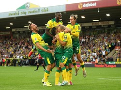 Sekalipun Norwich City kebobolan dua gol, Ibrahim Amadou (tengah atas) tampil menawan terutama di babak kedua. Amadou, yang sejatinya adalah gelandang bertahan, solid bersama Ben Godfrey di jantung pertahanan Canaries. Foto: Getty Images