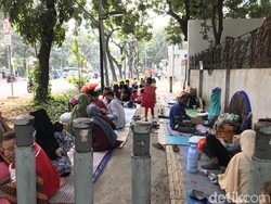 Pencari Suaka yang Kembali ke Kebon Sirih Duduki Trotoar