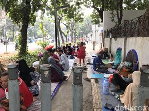 Pencari Suaka yang Kembali ke Kebon Sirih Duduki Trotoar Pencari Suaka yang Kembali ke Kebon Sirih Duduki Trotoar