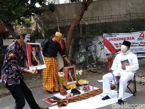 Pertunjukan Jalanan Seniman Bandung untuk BJ Habibie Pertunjukan Jalanan Seniman Bandung untuk BJ Habibie