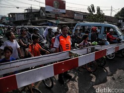 Perhatikan! Begini Cara Aman Nyeberang Rel Kereta saat Macet
