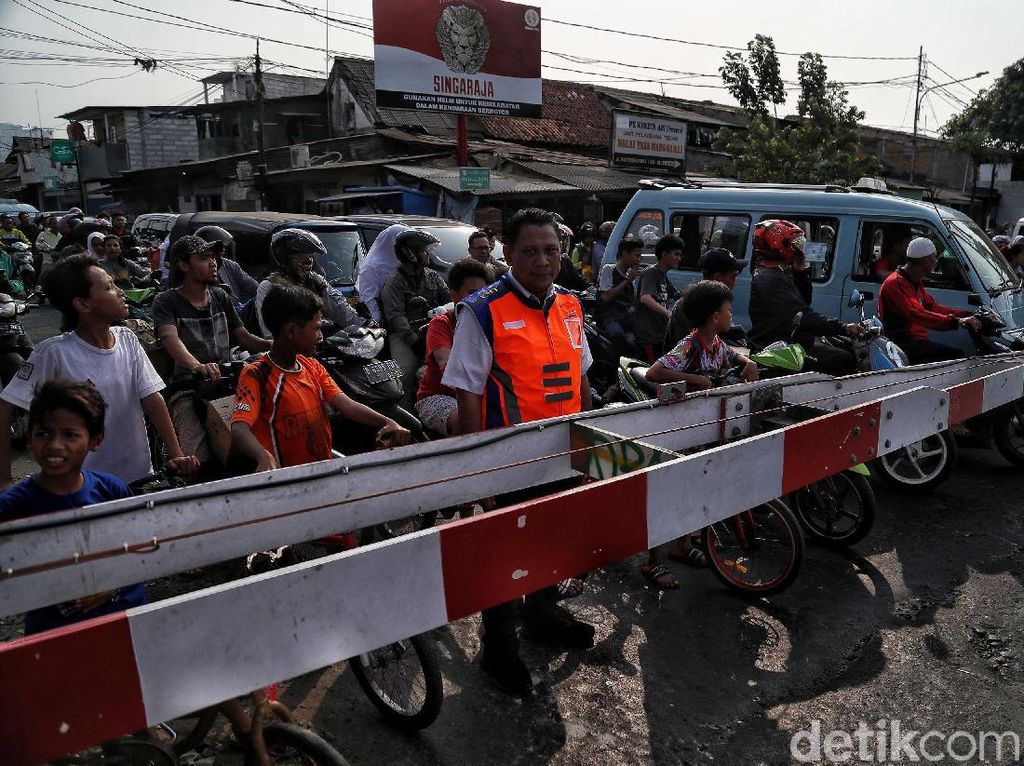 Jangan Lupa! Perlintasan Sebidang Stasiun Palmerah Ditutup Mulai Hari Ini Jangan Lupa! Perlintasan Sebidang Stasiun Palmerah Ditutup Mulai Hari Ini