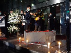 Koalisi Masyarakat Gelar Aksi Tabur Bunga Sebagai Simbol Matinya KPK