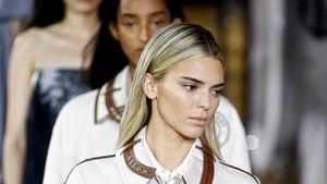 Berambut Pirang, Kendall Jenner Nyaris Tak Dikenali di Catwalk Burberry