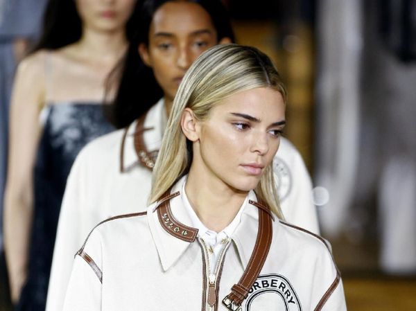 Berambut Pirang, Kendall Jenner Nyaris Tak Dikenali di Catwalk Burberry