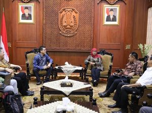 Perusahaan China Tawarkan Sky Train untuk Jatim pada Khofifah