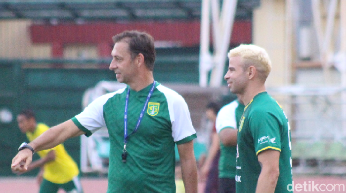 Diogo Campos bersama asisten pelatih Persebaya Surabaya, Wolfgang Pikal. (Foto: Suparno/detikcom) Diogo Campos bersama asisten pelatih Persebaya Surabaya, Wolfgang Pikal. (Foto: Suparno/detikcom)