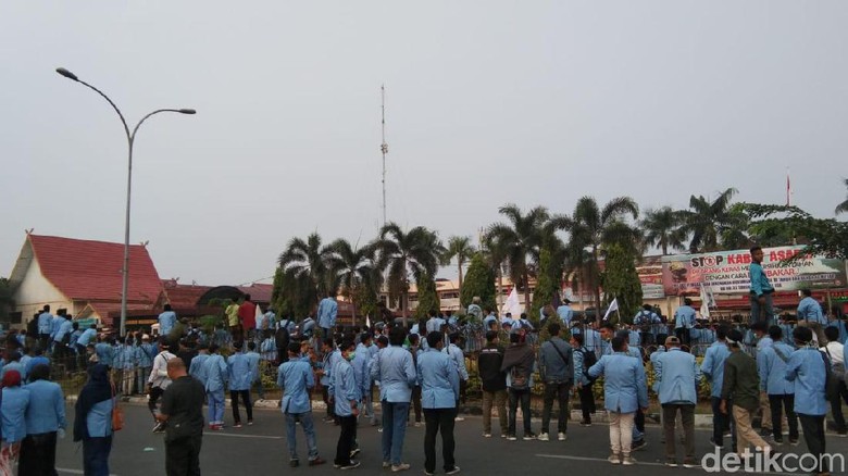 Aksi Demo soal Karhutla Berlangsung Ricuh di Mapolda Riau