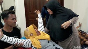 Melihat Pengobatan Alternatif Ala Ningsih Tinampi di Pasuruan