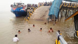 Penampakan Dermaga Ro-Ro yang Ambruk di Riau
