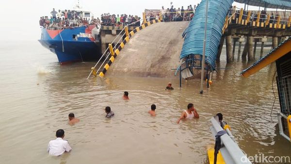 Penampakan Dermaga Ro-Ro yang Ambruk di Riau
