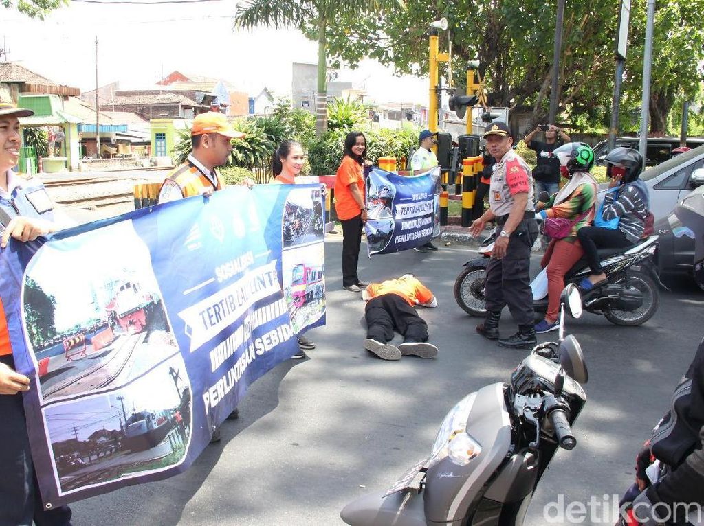 Lima Bulan, 17 Kecelakaan Terjadi di Perlintasan KA Daop 8 Surabaya Lima Bulan, 17 Kecelakaan Terjadi di Perlintasan KA Daop 8 Surabaya