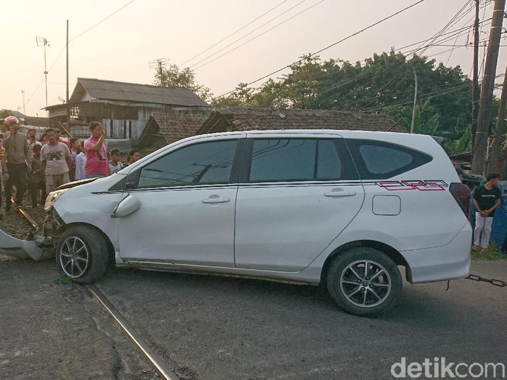 Mobil Tertabrak Kereta di Perlintasan Cilegon, Penumpang Terluka Mobil Tertabrak Kereta di Perlintasan Cilegon, Penumpang Terluka