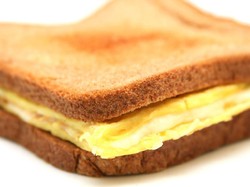 3 Cara Mudah Bikin Omelette Sandwich ala Kafe Buat Sarapan