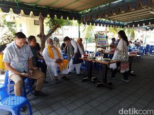 Para Pelayat Berdatangan ke Rumah Duka HS Dillon