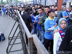 Para pendukung Maung Bandung antre untuk memasuki stadion.