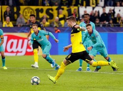 Ada penalti Marco Reus yang digagalkan Marc-Andre ter Stegen di babak kedua. REUTERS/Leon Kuegeler.