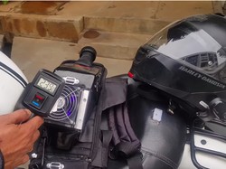 Unik, Pria Ini Pasang AC di Helm biar Adem