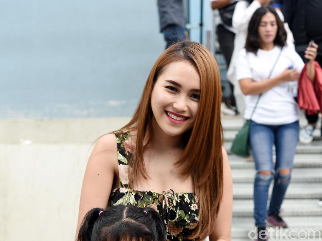 Ditanya soal Enji, Ayu Ting Ting Cuma Tebar Ciuman Ditanya soal Enji, Ayu Ting Ting Cuma Tebar Ciuman