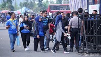 Para pendukung Maung Bandung antre untuk memasuki stadion.