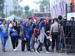 Para pendukung Maung Bandung antre untuk memasuki stadion.