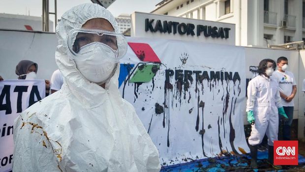 Koalisi Organisasi Masyarakat Sipil (KORMAS) mengadakan aksi di Depan Gedung Pertamina, Jakarta, Rabu(18/9).
