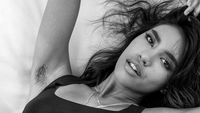 Foto: Aksi Model Jepang-Filipina Pamer Bulu Ketiak di Iklan Calvin Klein