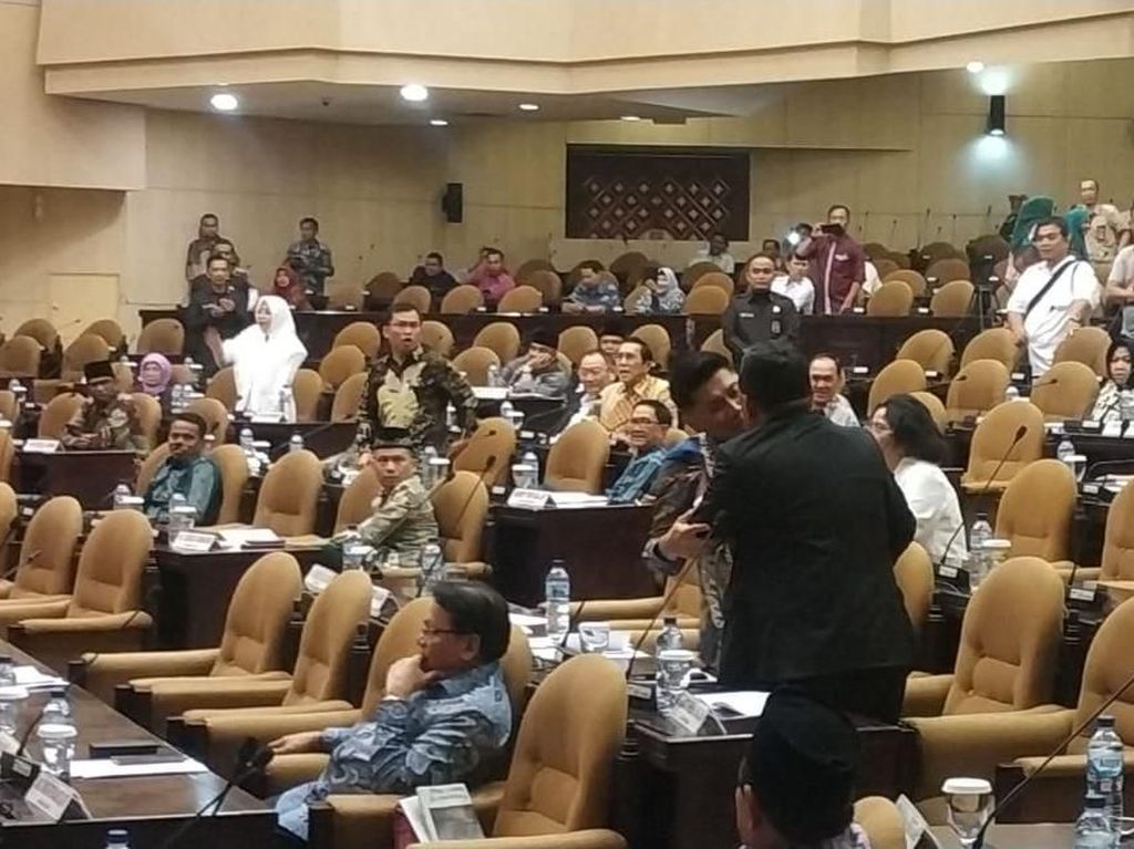 Ada Aksi Dorong-dorongan, Sidang Paripurna Pengesahan Tatib DPD RI Ricuh Ada Aksi Dorong-dorongan, Sidang Paripurna Pengesahan Tatib DPD RI Ricuh
