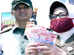 Kejari Sukabumi Bakar Uang Doraemon Senilai 2 miliar Kejari Sukabumi Bakar Uang Doraemon Senilai 2 miliar