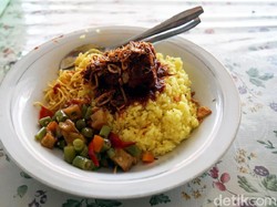 RM Papadaan: Gurih Pulen Nasi Kuning Legendaris  di Ibu Kota Baru