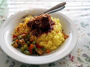 RM Papadaan: Gurih Pulen Nasi Kuning Legendaris  di Ibu Kota Baru RM Papadaan: Gurih Pulen Nasi Kuning Legendaris  di Ibu Kota Baru