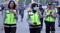 Pertandingan lanjutan Liga 1 ini mendapat penjagaan dari aparat kepolisian. Mereka tampak berpatroli di luar stadion untuk menjaga keamanan pertandingan.