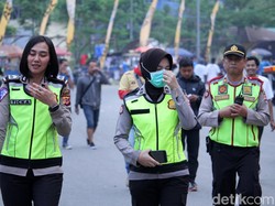 Pertandingan lanjutan Liga 1 ini mendapat penjagaan dari aparat kepolisian. Mereka tampak berpatroli di luar stadion untuk menjaga keamanan pertandingan.