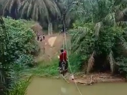 Warga Rohul Riau Flying Fox Motor, Apakah Tak Ada Jembatan?