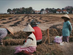 Potret para petani yang sedang beristirahat