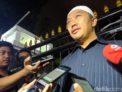 Berpeci, Menpora Imam Nahrawi Bicara soal Status Tersangka KPK